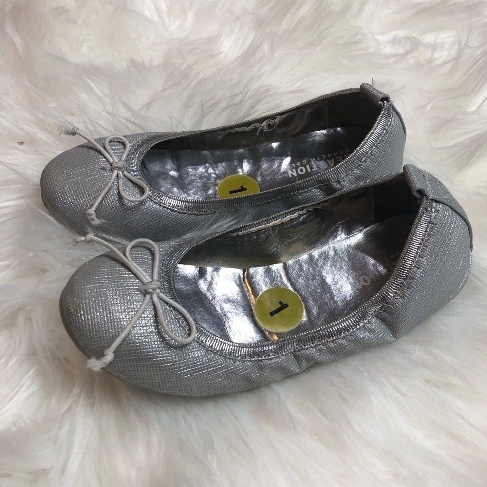 Reaction Kenneth Cole silver flat shoes size‎ 1